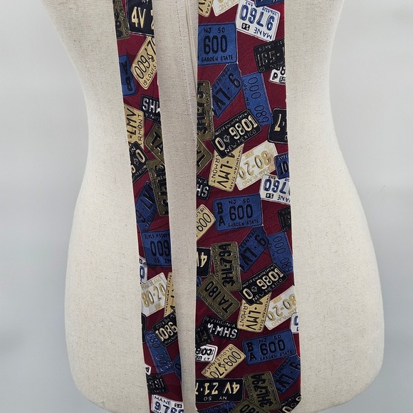 DIMODA Hand Made Mens Novelty Necktie License Plate Pattern Burgundy - Picture 3 of 4